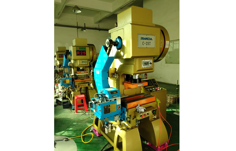 Hongrui punching machine is equipped with JoeSure clamp feeder